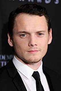 How tall is Anton Yelchin?